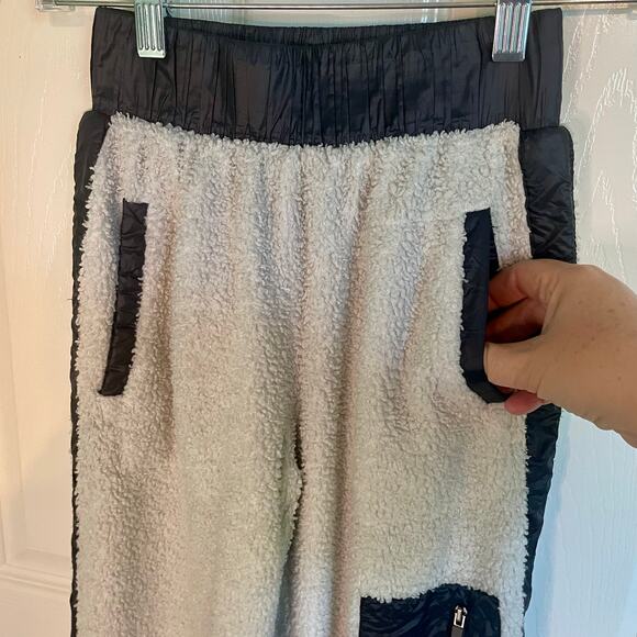 Fabletics Alaska Fleece Jogger Tusk/Black Womens Winter Athletic Pants Size XXS - Picture 3 of 8